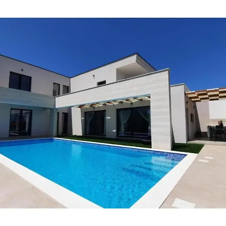 Dasy With Heated Pool Villa