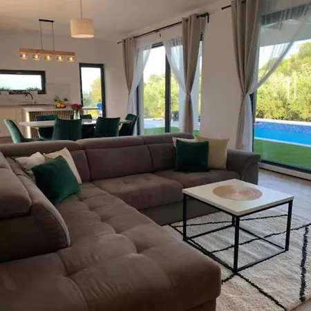 Villa Dasy With Heated Pool *